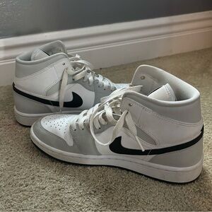 Air Jordan 1 Mid 'Grey Fog'